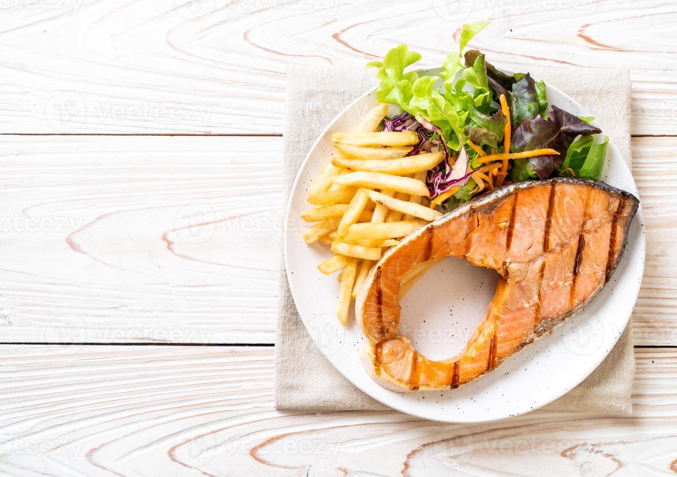 gegrilde zalm steakfilet met groente foto