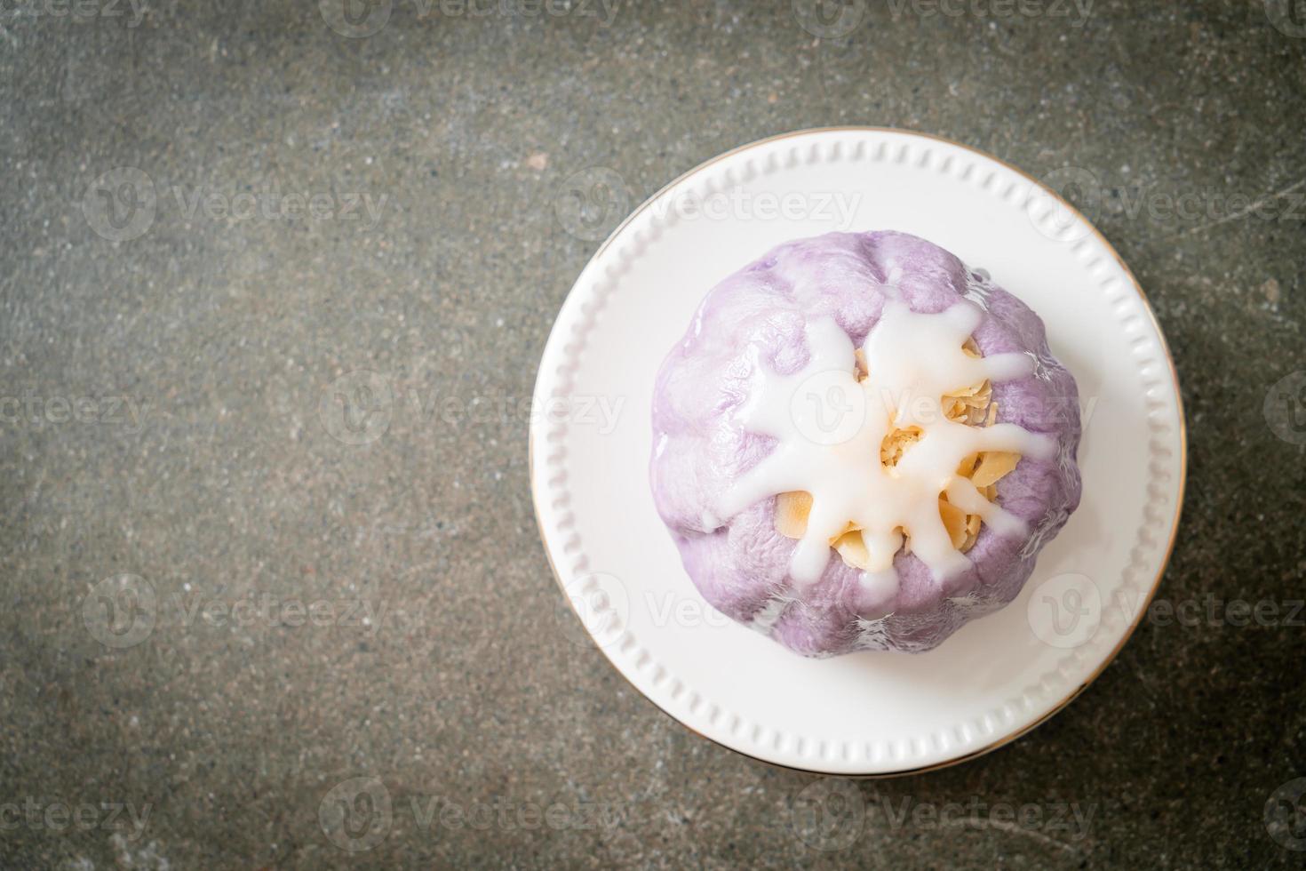 tarobroodje met witte suikerroom en noten foto