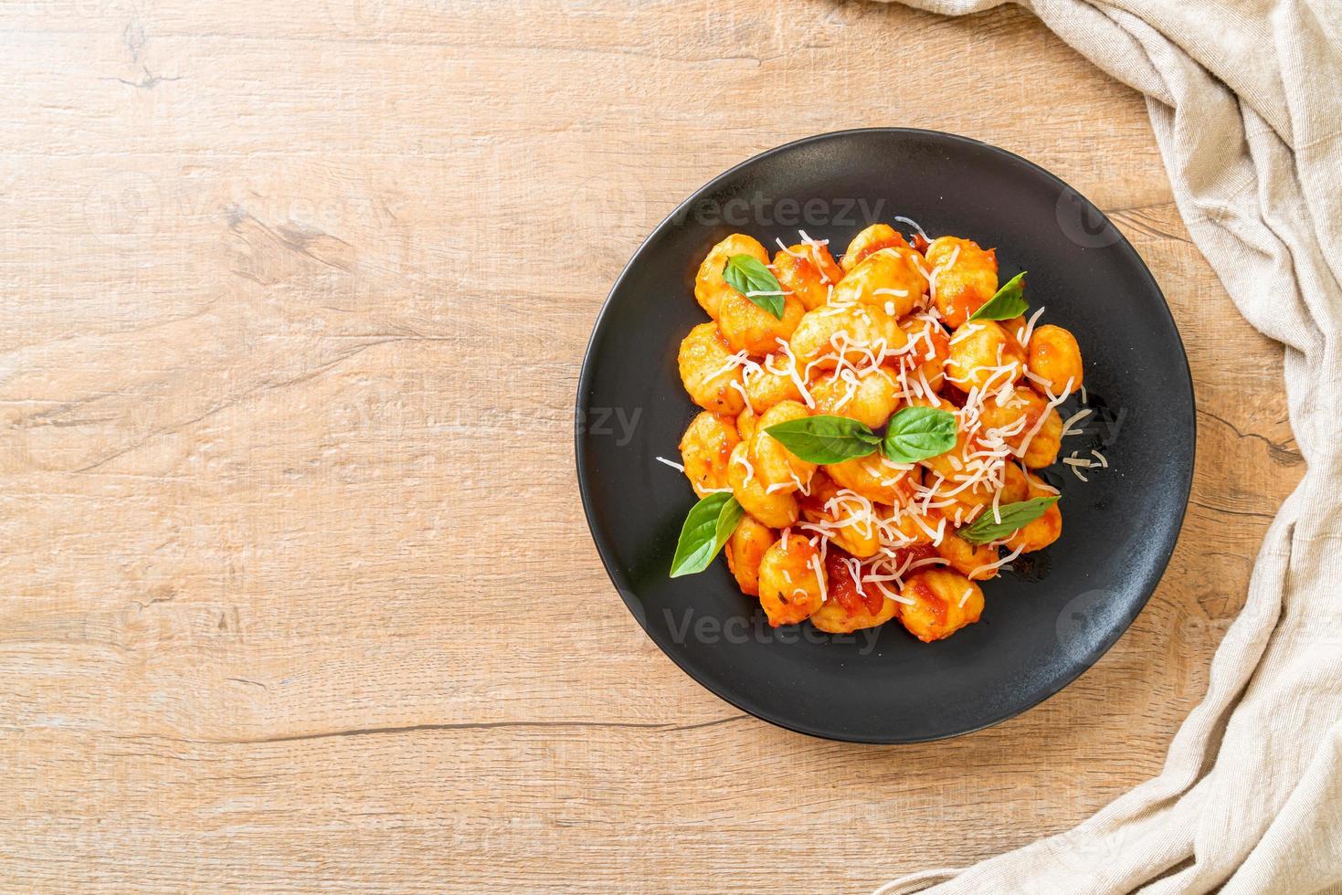 gnocchi in tomatensaus met kaas foto