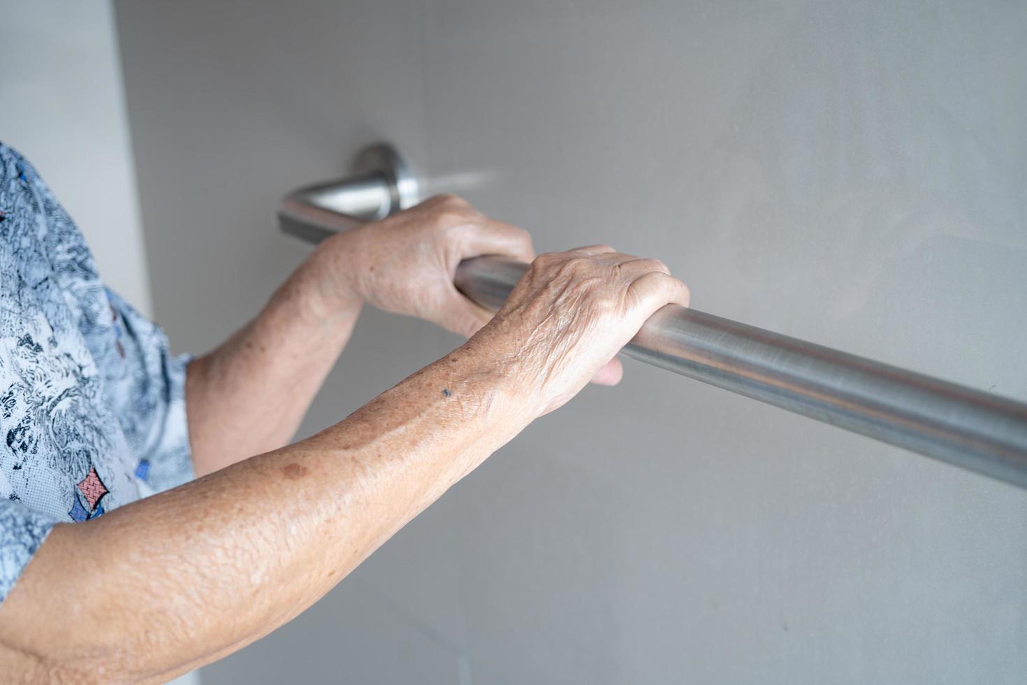 Aziatische senior of oudere oude dame vrouw patiënt gebruik toilet badkamer handvat beveiliging in verpleegafdeling ziekenhuis, gezond sterk medisch concept. foto