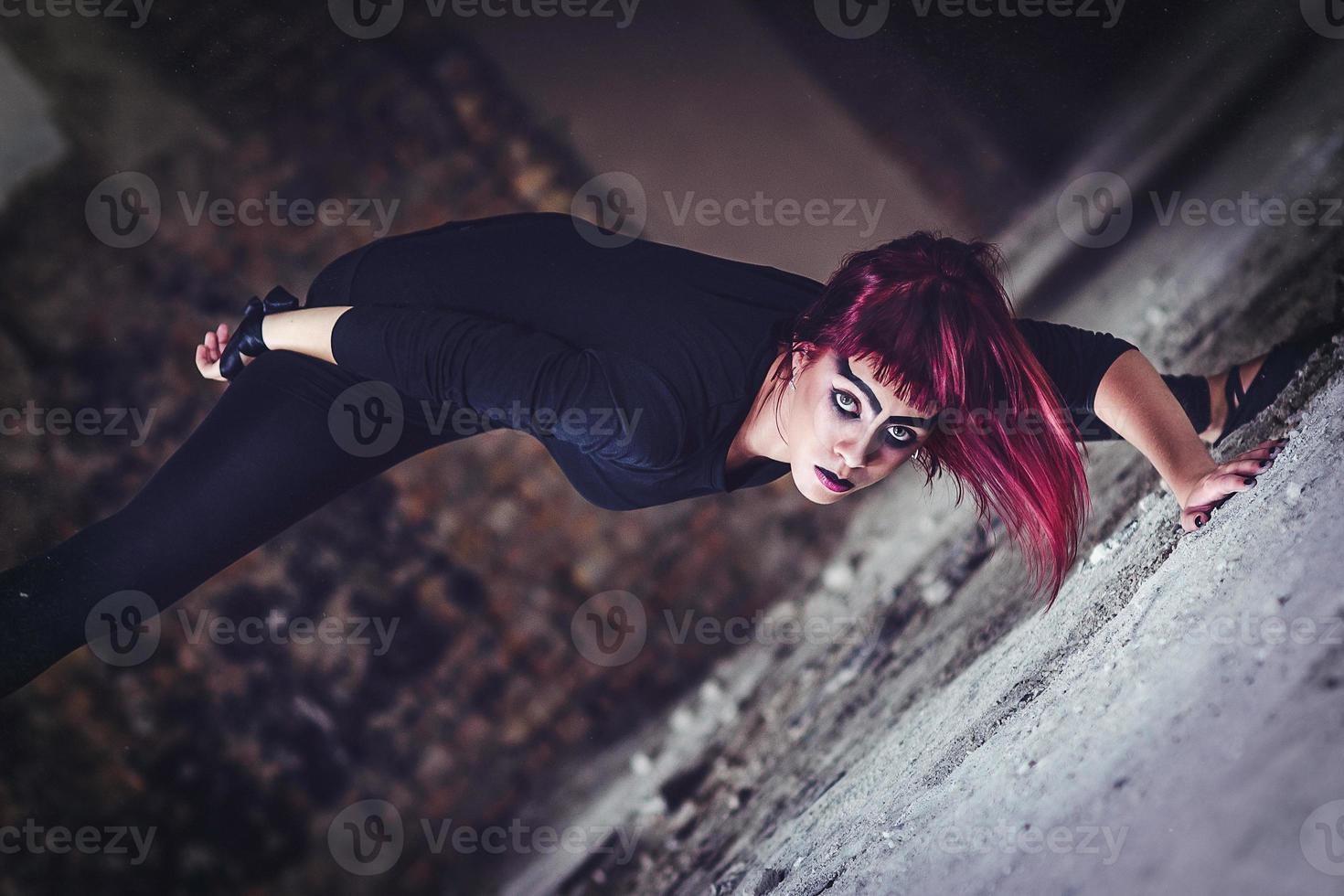 meisjesmodel in zwart met roze haar foto