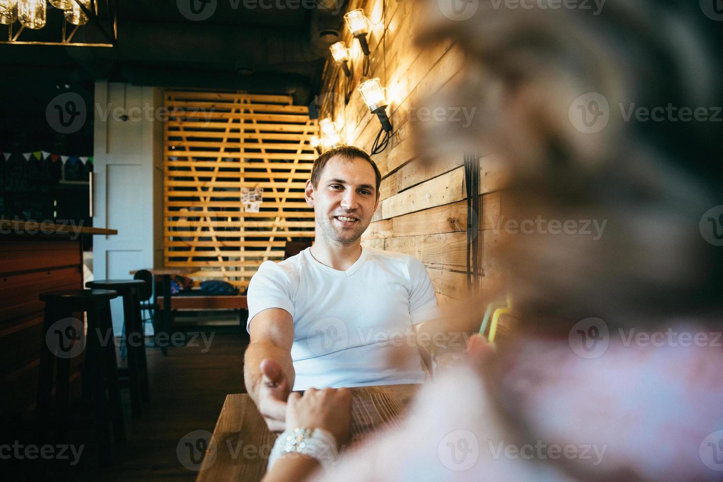 jongen en meisje ontmoeten elkaar in een stadscafé foto