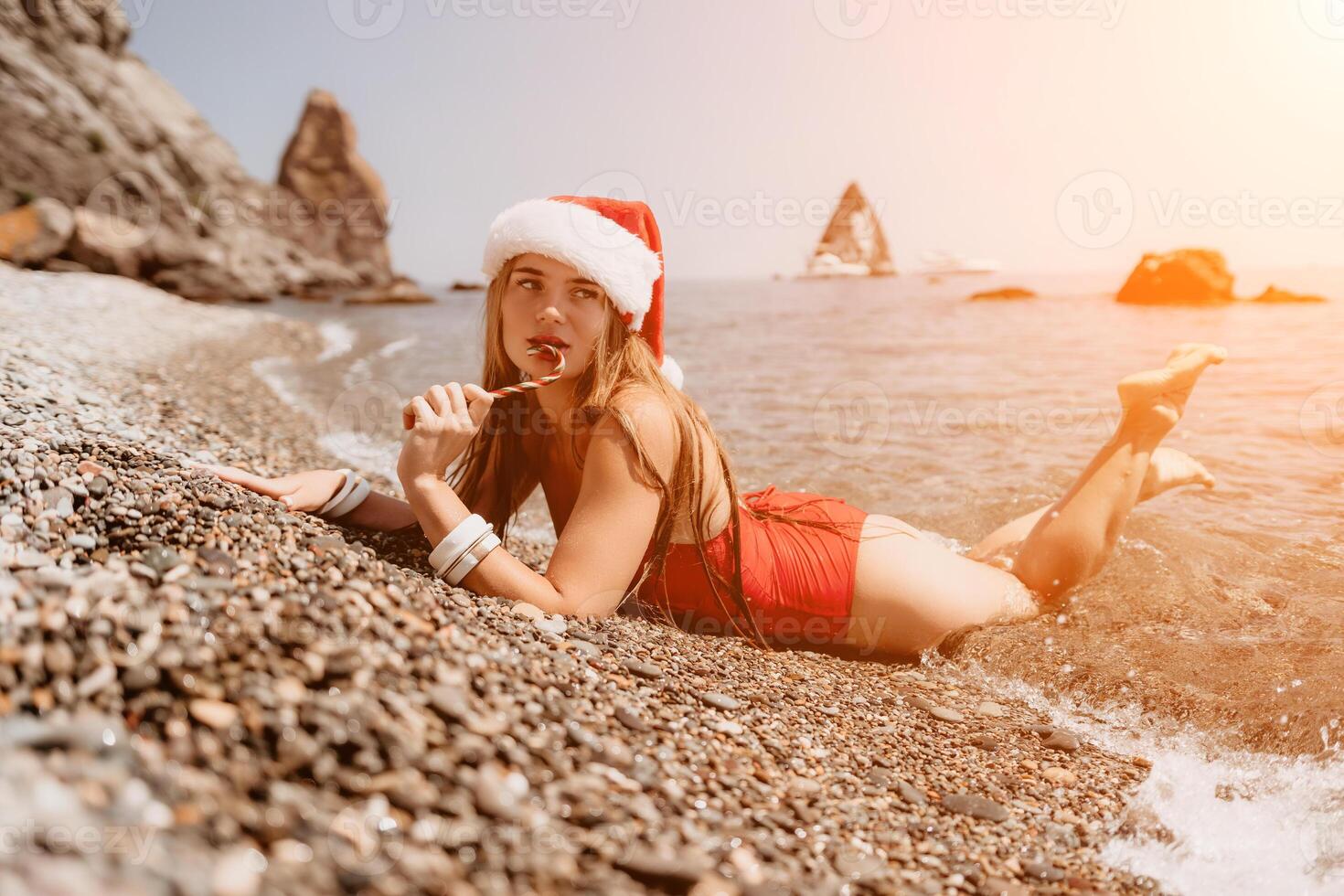 vrouw reizen zee. gelukkig toerist genieten nemen afbeelding Aan de strand voor herinneringen. vrouw reiziger in de kerstman hoed looks Bij camera Aan de zee baai, sharing reizen avontuur reis foto