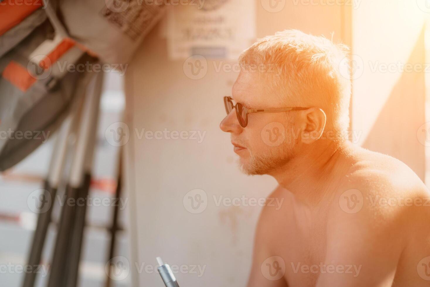 buitenshuis portret van midden oud glimlachen Kaukasisch Mens in zonnebril foto