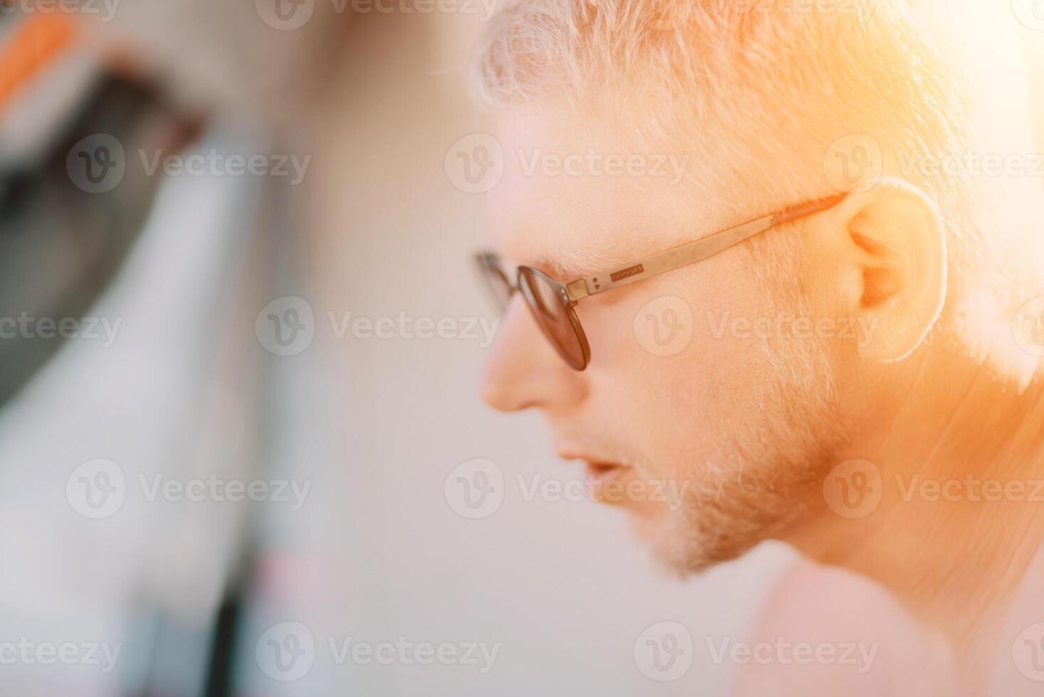 buitenshuis portret van midden oud glimlachen Kaukasisch Mens in zonnebril foto