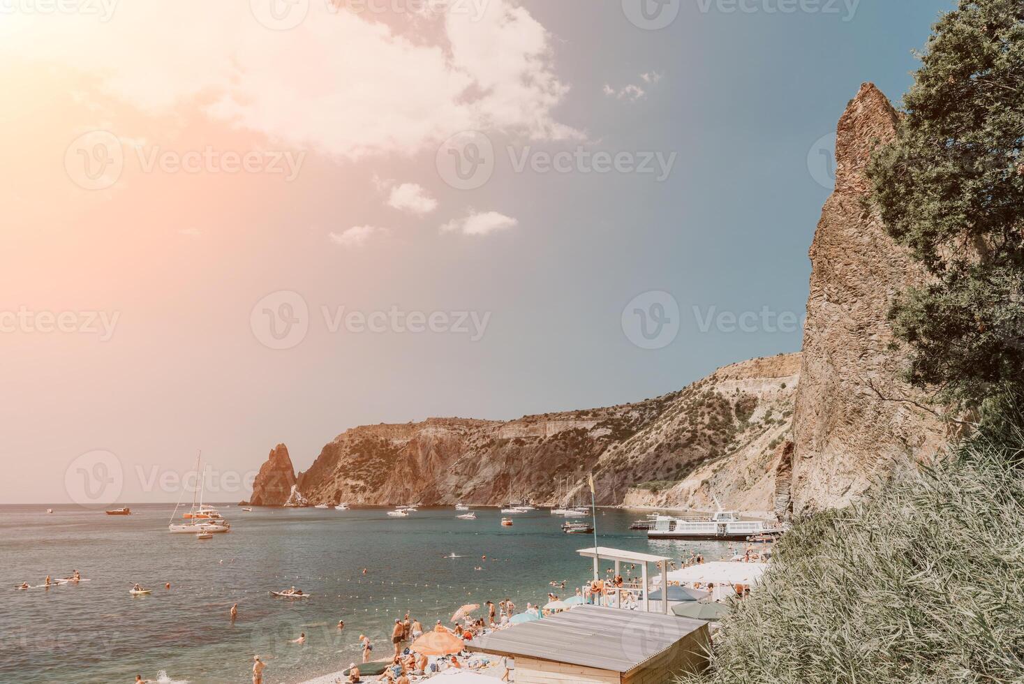 zee lagune. panoramisch visie Aan kalmte azuur zee en vulkanisch rotsachtig foto