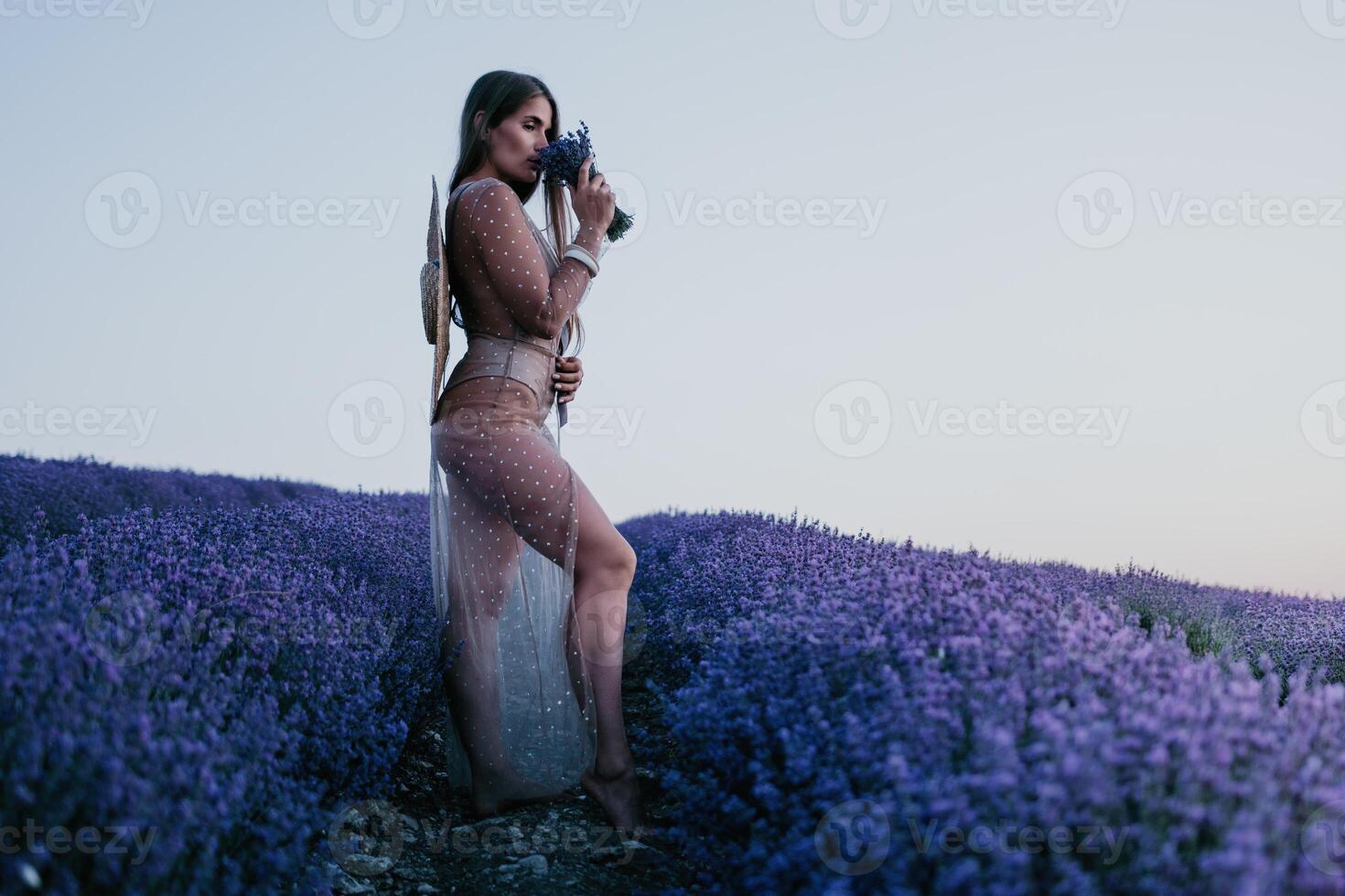 vrouw lavendel veld. gelukkig zorgeloos vrouw in beige jurk en hoed met groot rand ruiken een bloeiend lavendel Aan zonsondergang. perfect voor inspirerend en warm concepten in reizen en reislust. dichtbij omhoog foto