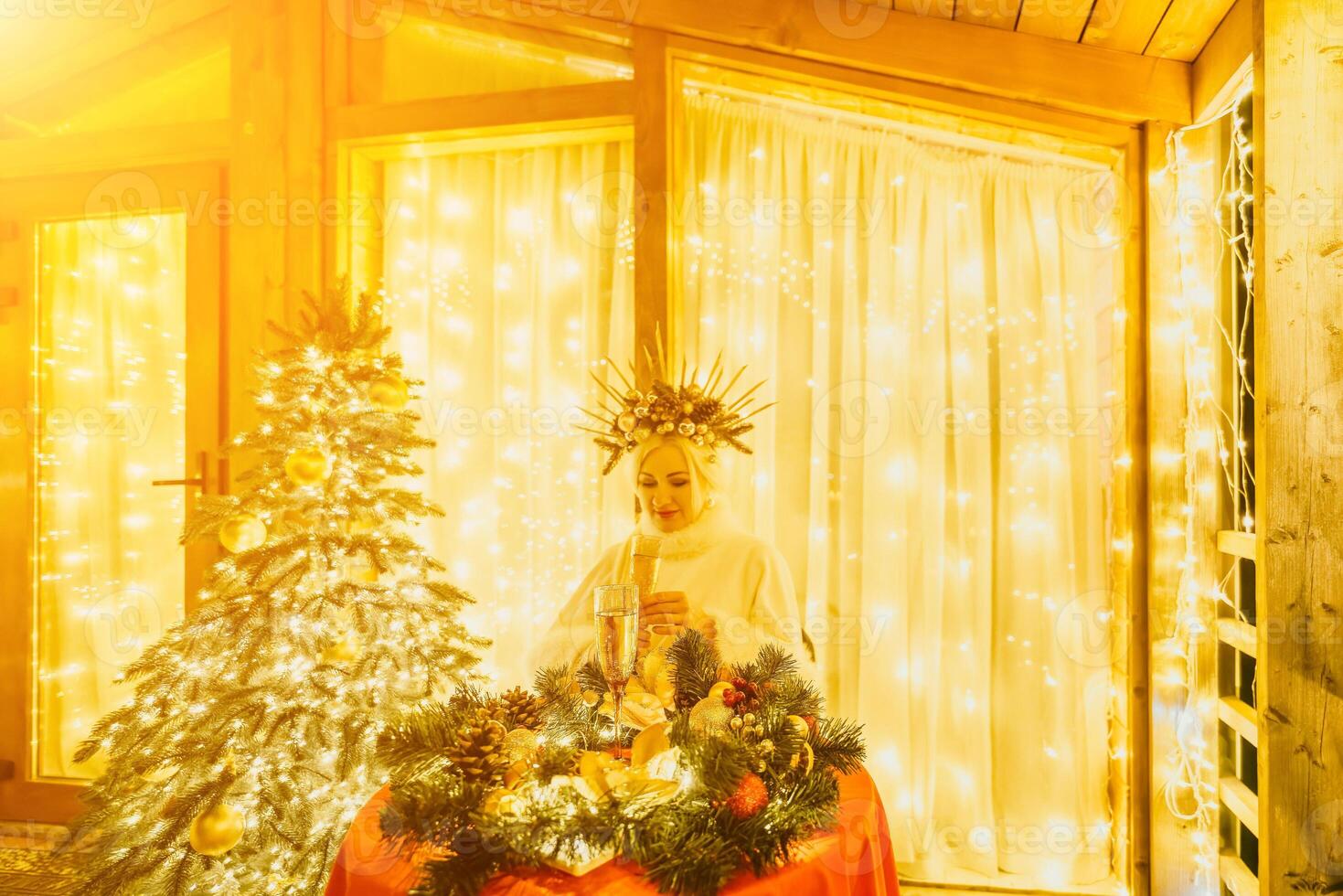 gelukkig glimlachen vrouw in een wit jurk Holding een Champagne glas in voorkant van een Kerstmis boom. foto