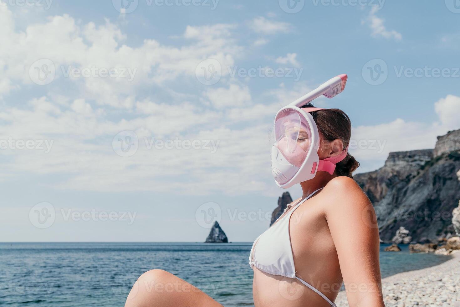 jong gelukkig vrouw in wit bikini en vervelend roze masker krijgt klaar voor zee snorkelen. positief glimlachen vrouw ontspannende en genieten van water activiteiten met familie zomer reizen vakantie vakantie Aan zee. foto