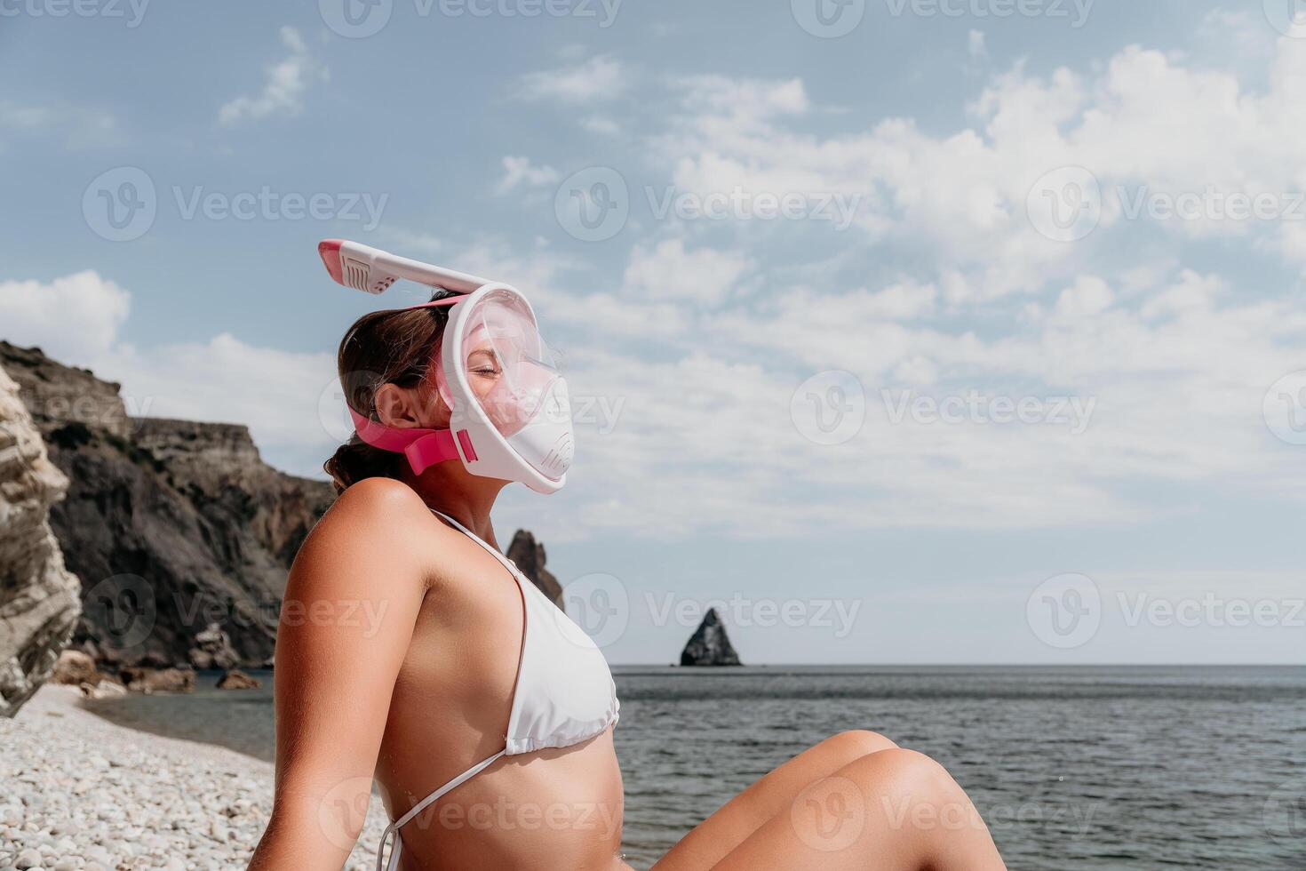 jong gelukkig vrouw in wit bikini en vervelend roze masker krijgt klaar voor zee snorkelen. positief glimlachen vrouw ontspannende en genieten van water activiteiten met familie zomer reizen vakantie vakantie Aan zee. foto