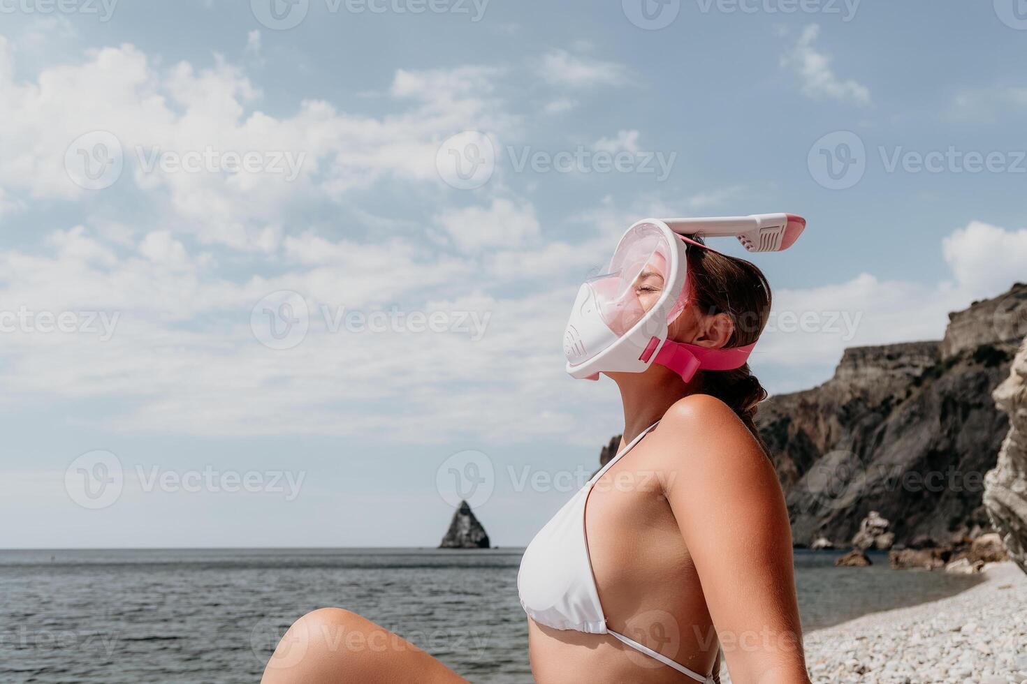 jong gelukkig vrouw in wit bikini en vervelend roze masker krijgt klaar voor zee snorkelen. positief glimlachen vrouw ontspannende en genieten van water activiteiten met familie zomer reizen vakantie vakantie Aan zee. foto