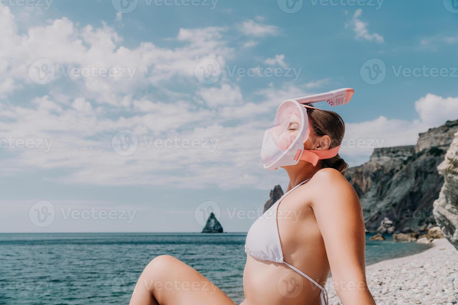 jong gelukkig vrouw in wit bikini en vervelend roze masker krijgt klaar voor zee snorkelen. positief glimlachen vrouw ontspannende en genieten van water activiteiten met familie zomer reizen vakantie vakantie Aan zee. foto