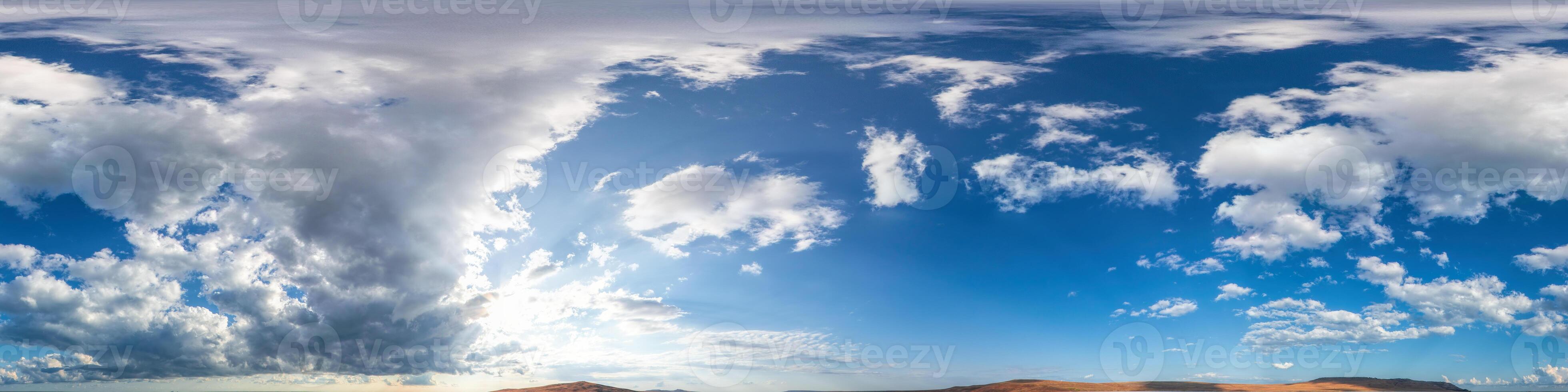 lucht naadloos panorama met wolken zonder grond, voor gemakkelijk gebruik in 3d grafiek en panorama voor composieten in antenne en grond bolvormig panorama's net zo een lucht koepel. lucht aanvulling voor foto