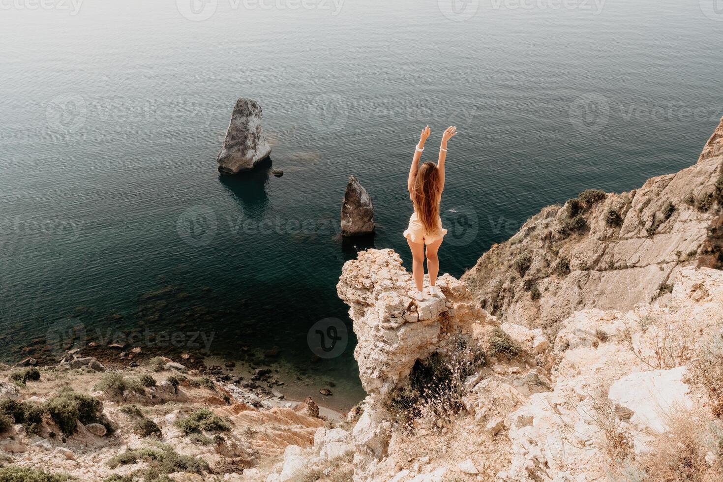 vrouw reizen zee. gelukkig toerist genieten nemen afbeelding buitenshuis voor herinneringen. vrouw reiziger looks Bij de rand van de klif Aan de zee baai van bergen, sharing reizen avontuur reis foto