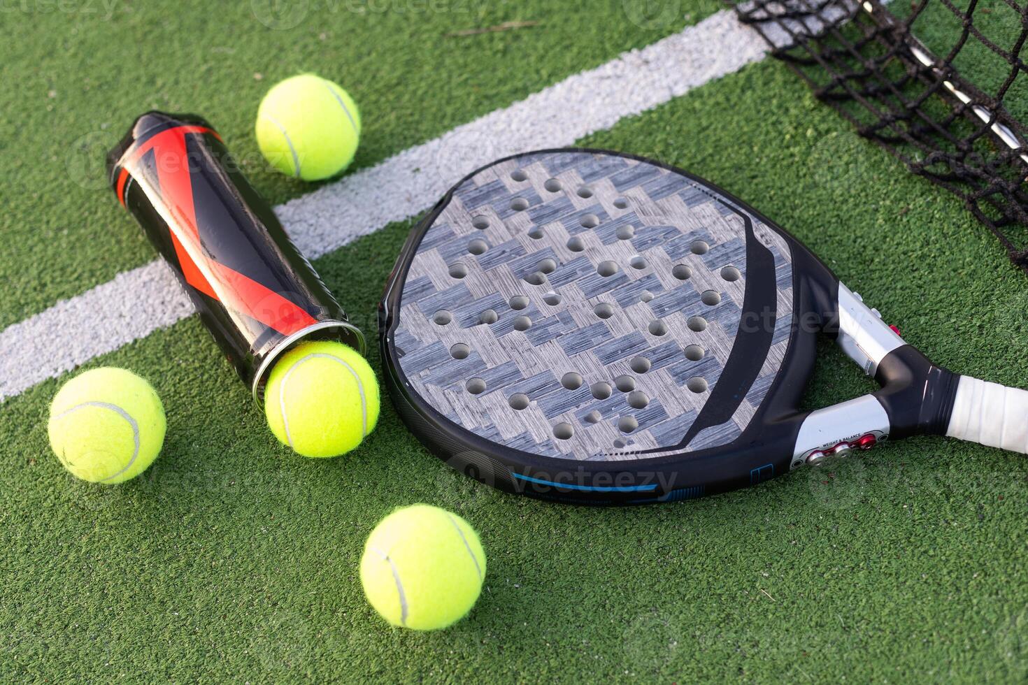 professioneel peddelen tennis racket met natuurlijk verlichting Aan rechtbank achtergrond. horizontaal sport thema poster, groet kaarten, koppen, website en app foto