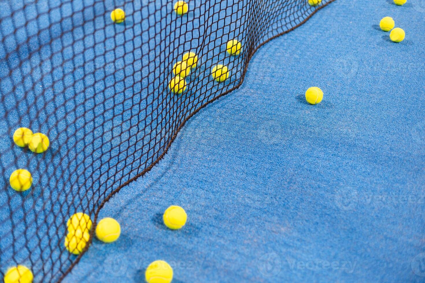 tennis padel ballen in rechtbank foto