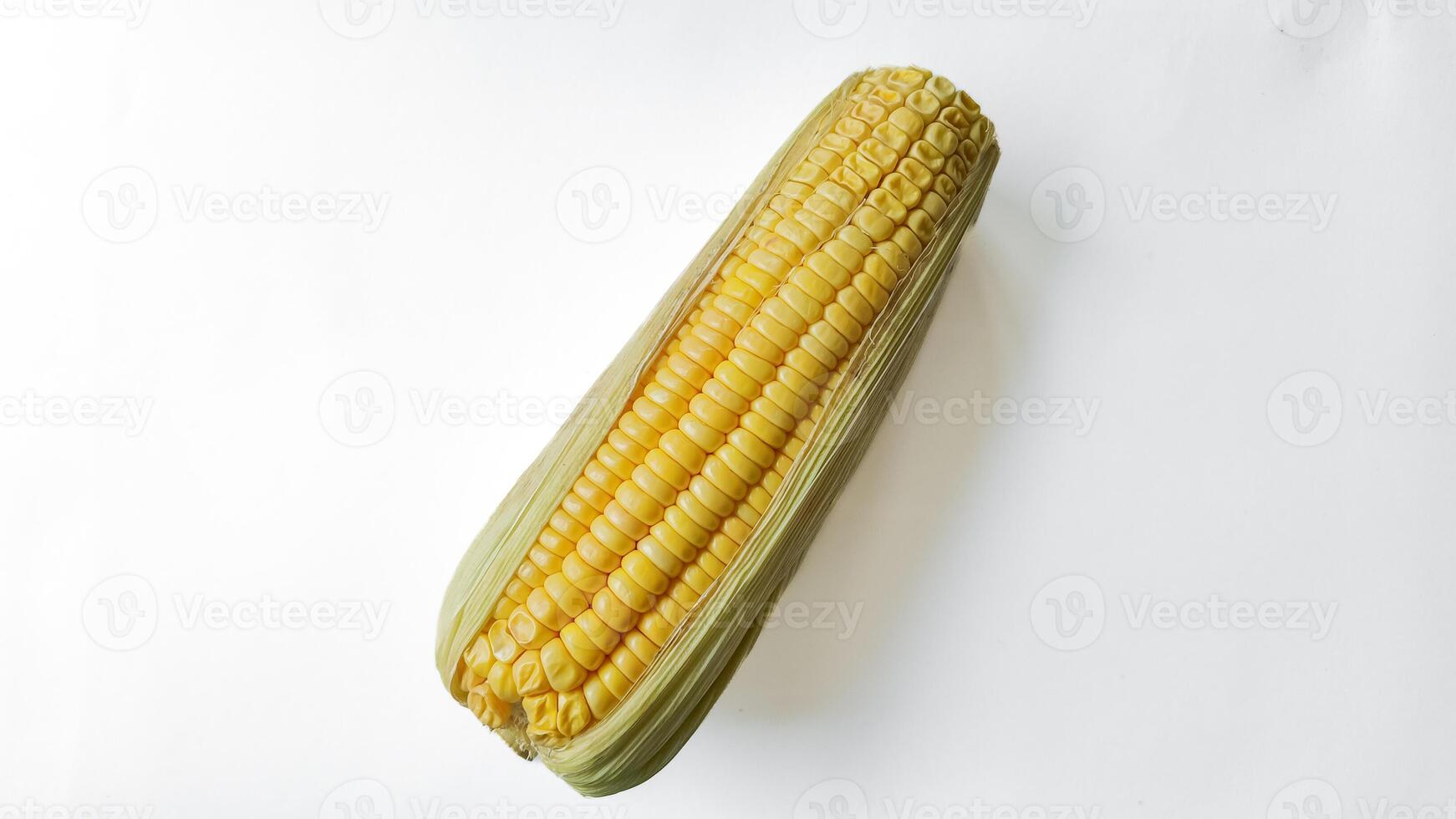 vers gedeeltelijk ongepeld maïs Aan wit achtergrond foto