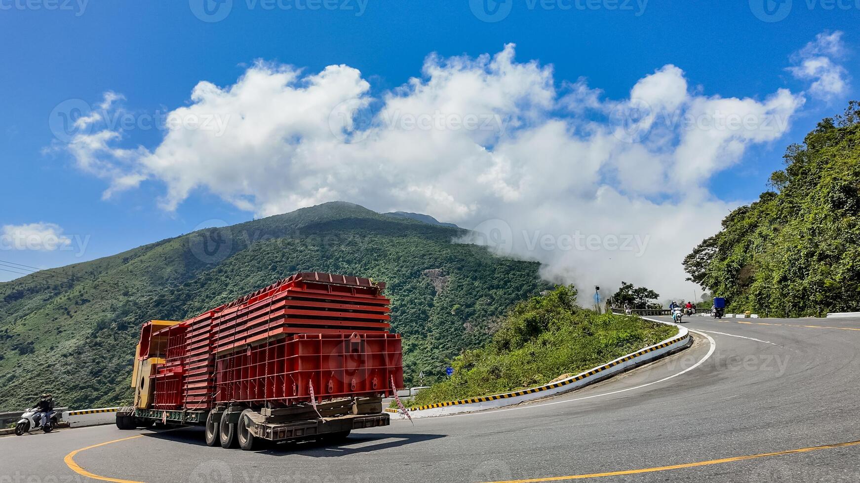 rood lading vrachtauto Aan toneel- berg route foto