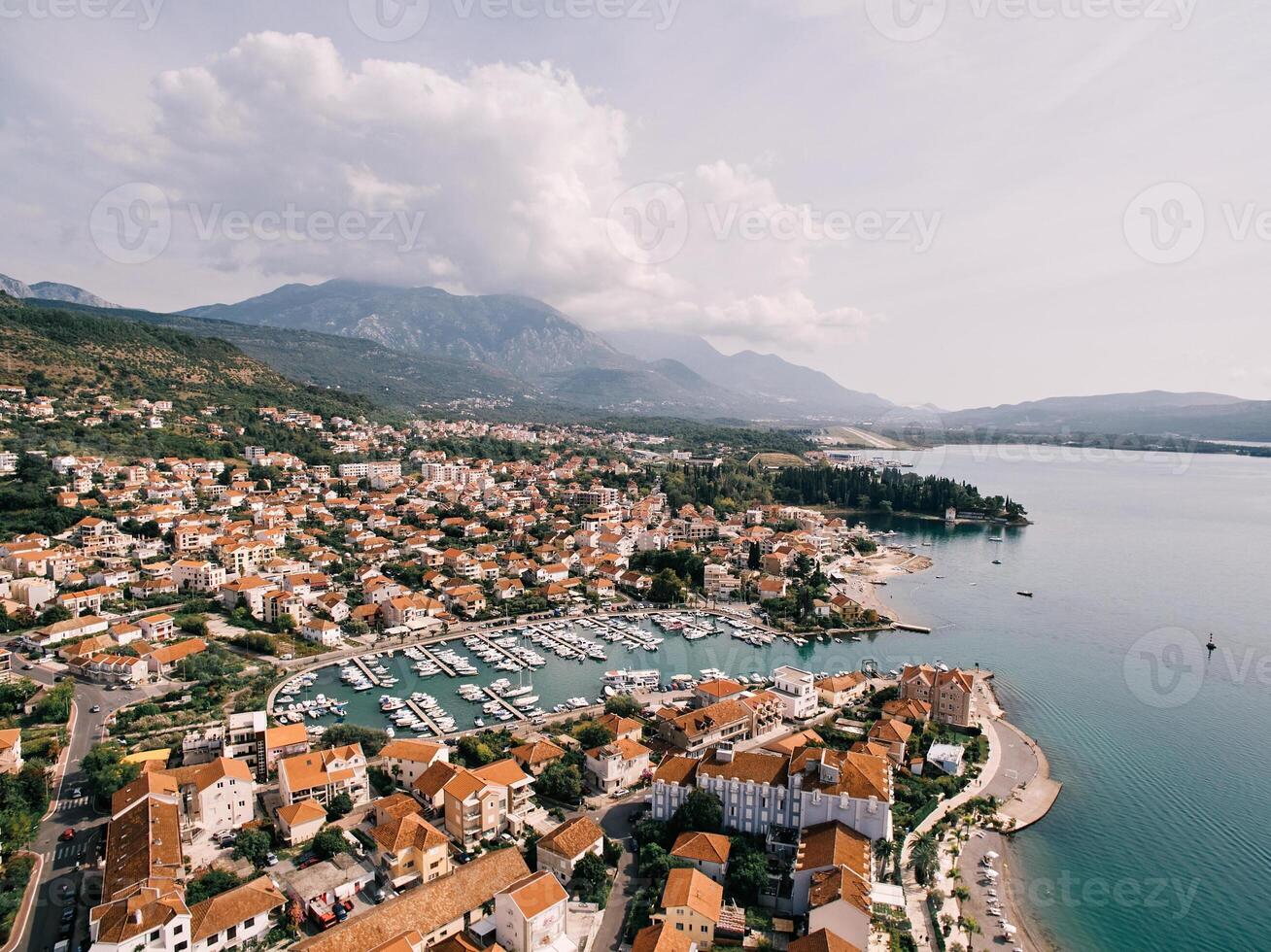 visie over- de rood daken van huizen naar rijen van afgemeerd jachten. porto, Montenegro. dar foto