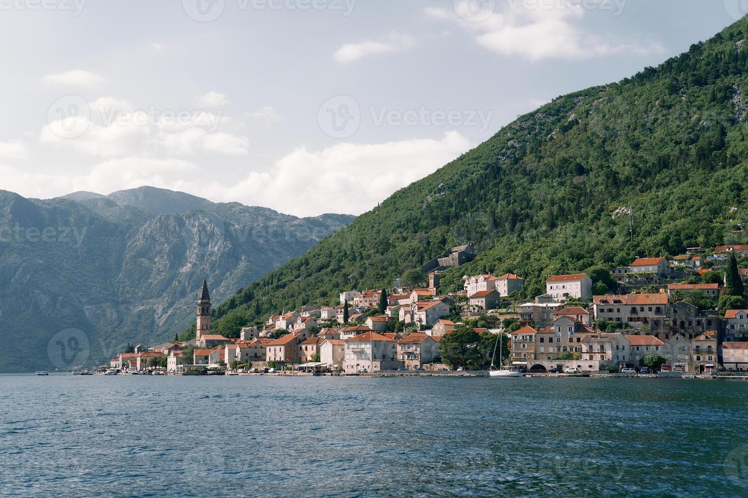 visie van de zee van de kust van perast met oud huizen en de hoog klok toren van de kerk. Montenegro foto