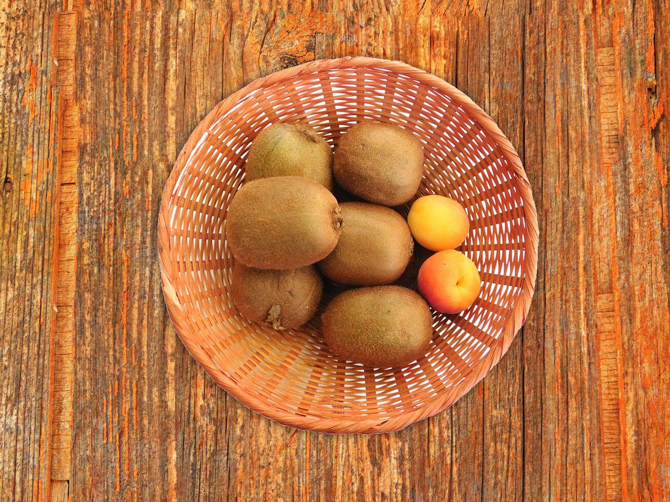 fruit op de houten achtergrond foto