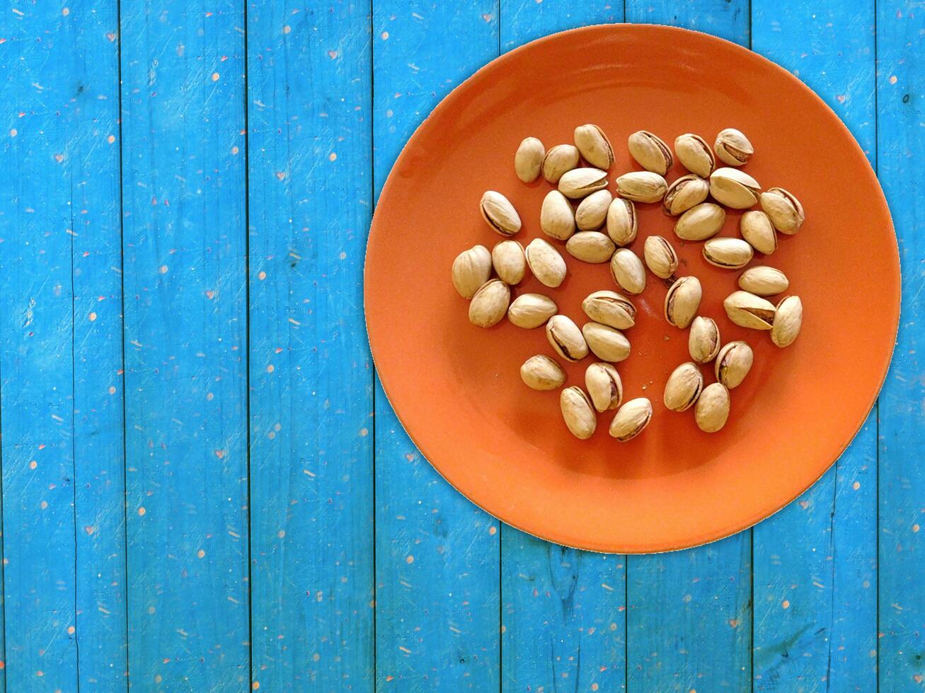 pistachenoten op de houten achtergrond foto