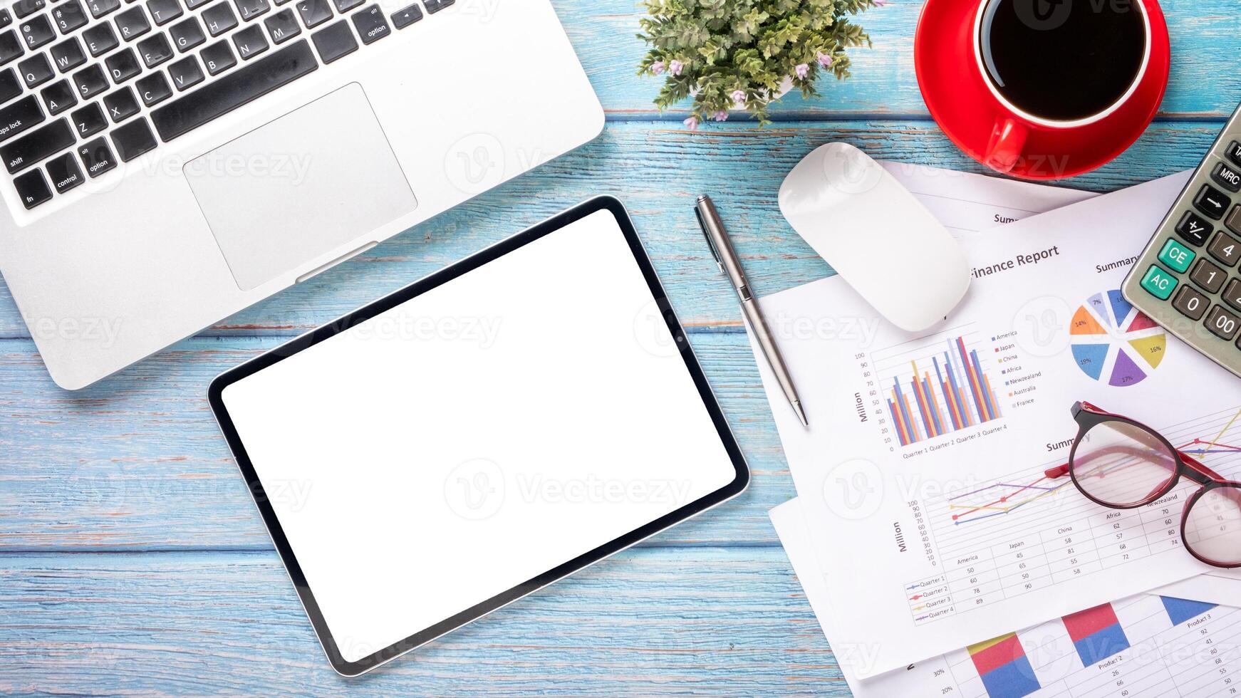 top visie van een professioneel werkruimte met een tablet met een blanco scherm, laptop, financieel rapporten, rekenmachine, en een kop van koffie. foto