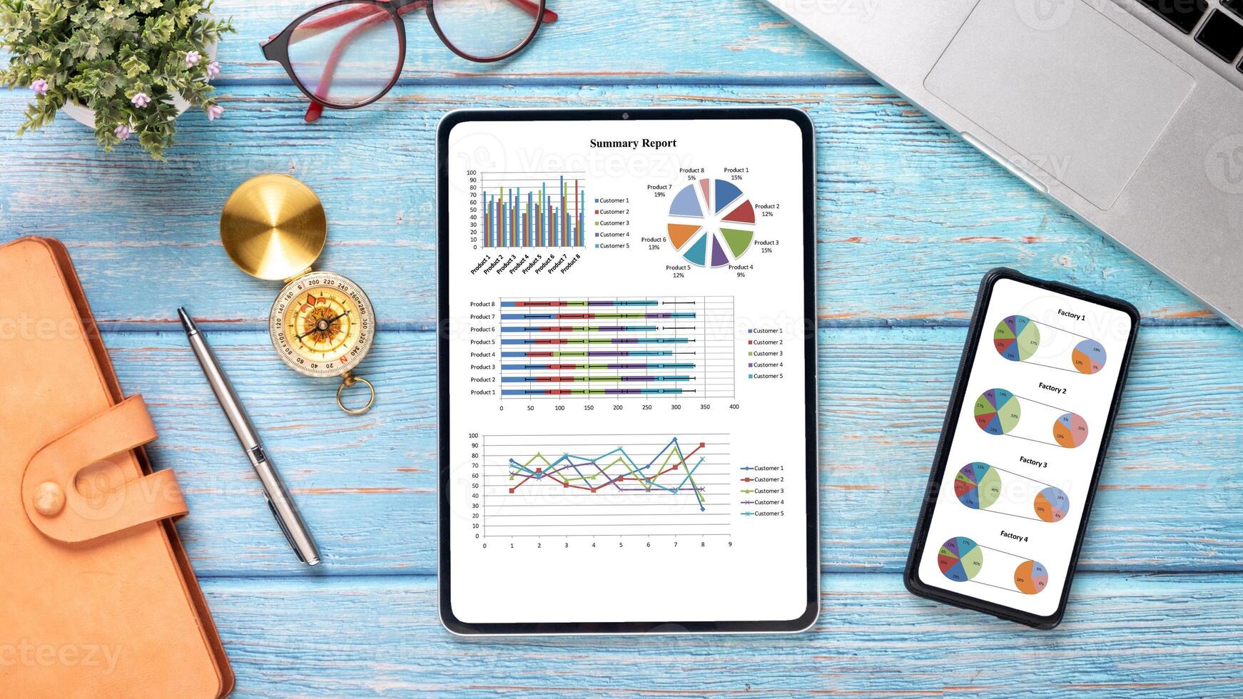 een tablet en een telefoon zijn Aan een tafel met een notitieboekje en een pen. de tablet heeft een diagram Aan het, en de telefoon heeft een taart grafiek. de tafereel suggereert dat iemand is werken Aan een project of analyseren gegevens foto