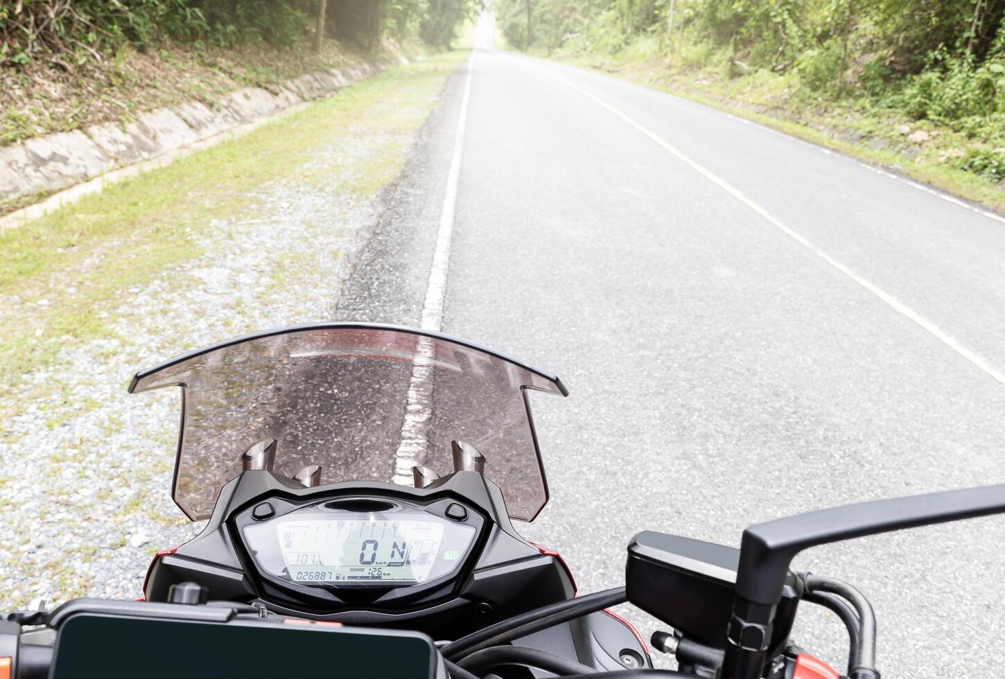 omgaan met bar motorfiets visie met digitaal dashboard met weg visie achtergrond foto