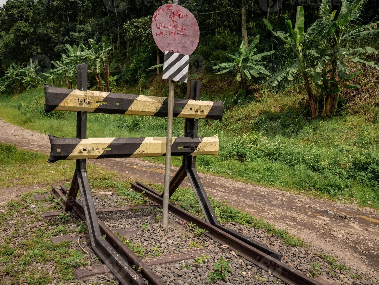 de ijzer bar dat geeft aan de spoorweg is over- foto