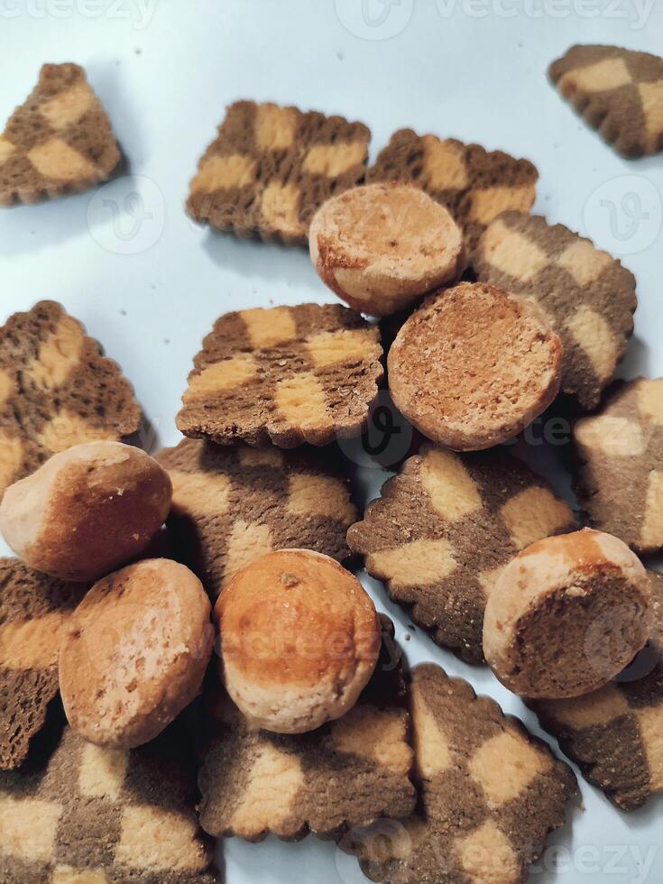 stuk van donker chocola spaander koekje geïsoleerd Aan wit achtergrond van heerlijk bakkerij eigengemaakt biologisch zoet toetje biscuit foto