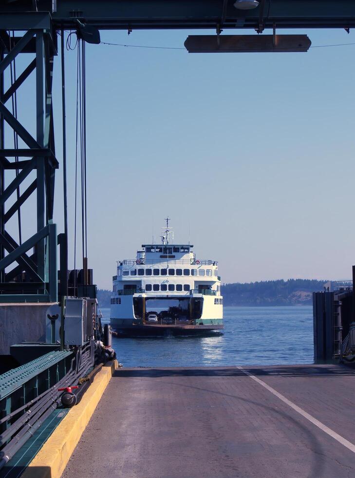 berk baai, wa, 2006 - auto veerboot komt eraan in landen Aan baai Washington staat foto