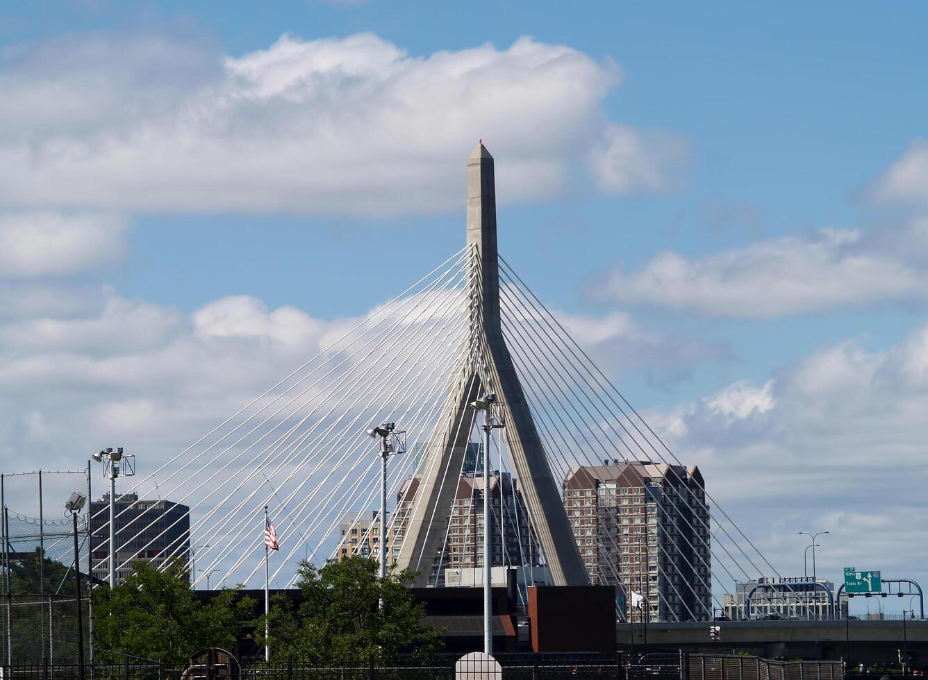 Boston, ma, 2008 - brug toren tegen blauw lucht en wit wolken foto