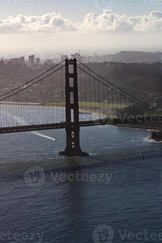 san francisco gouden poort brug op zoek terug naar de stad foto