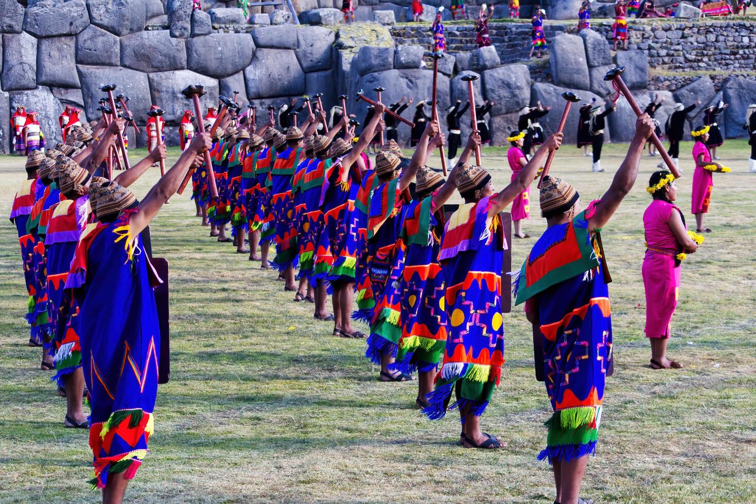 cusco, Peru, 2015 - mannen en Dames in traditioneel kostuum inti straalmi festival foto