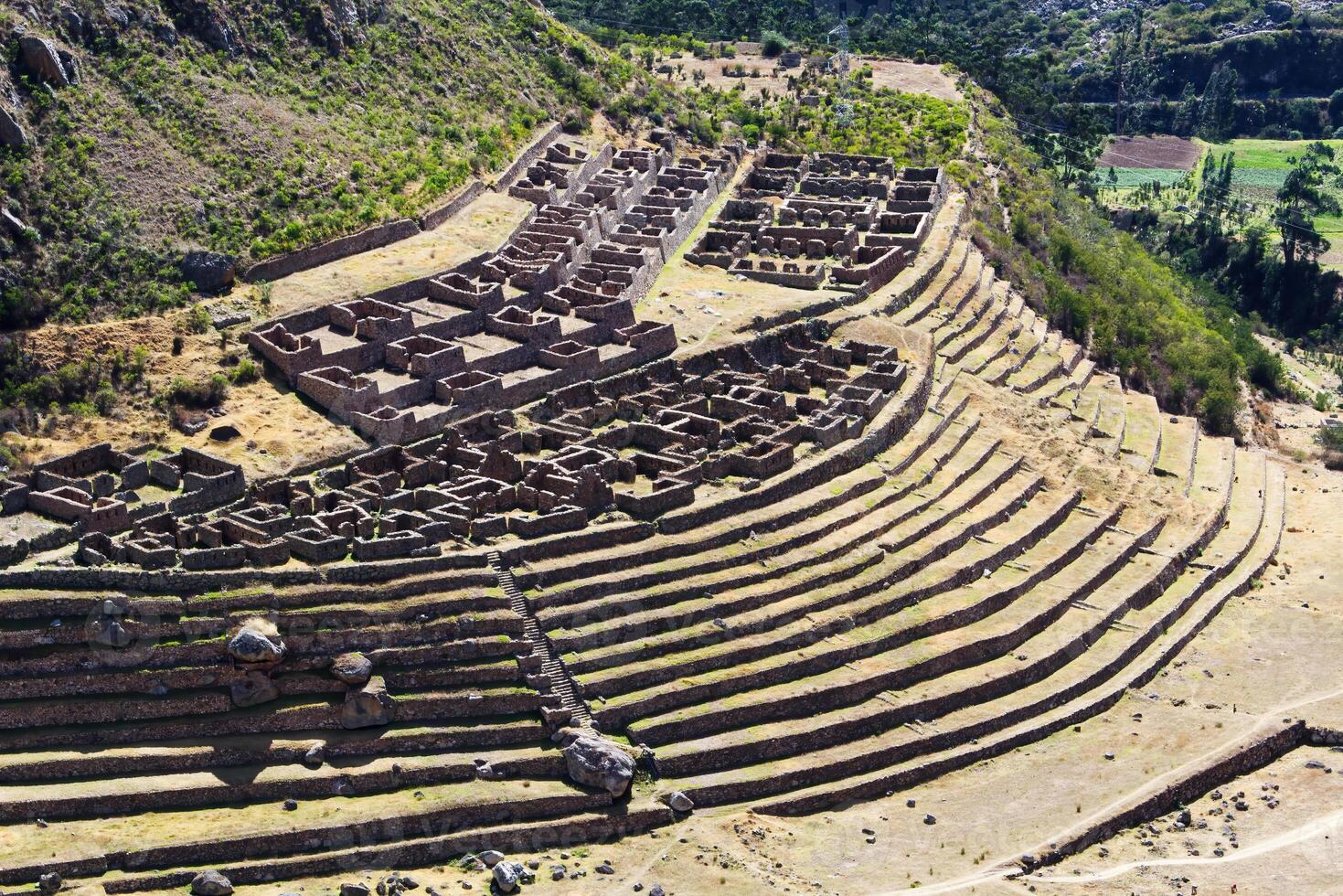 terrasvormig inca dorp ruïnes met modern macht lijnen en landbouw foto