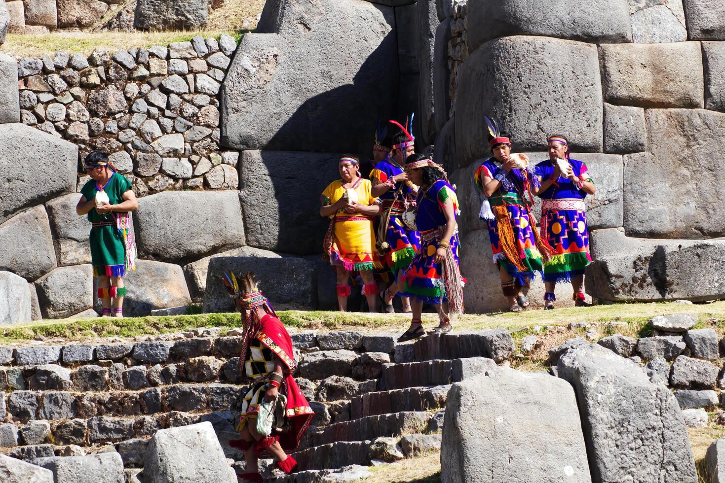 cusco, Peru, 2015 - mannen in traditioneel kostuums inti straalmi festival foto