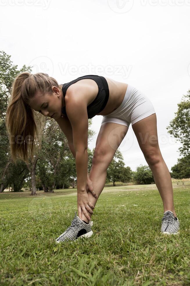 Kaukasisch tiener vrouw uitrekken in de park wit shorts foto