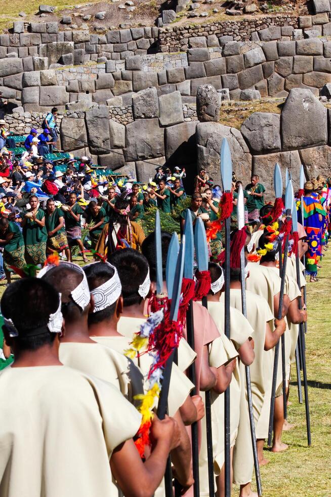 cusco, Peru, 2015 - mannen in traditioneel kostuum inti straalmi festival zuiden Amerika foto