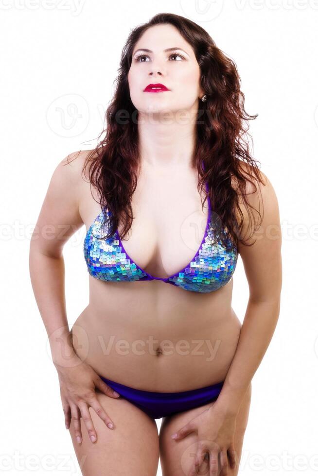 Kaukasisch vrouw staand in blauw bikini op zoek omhoog foto