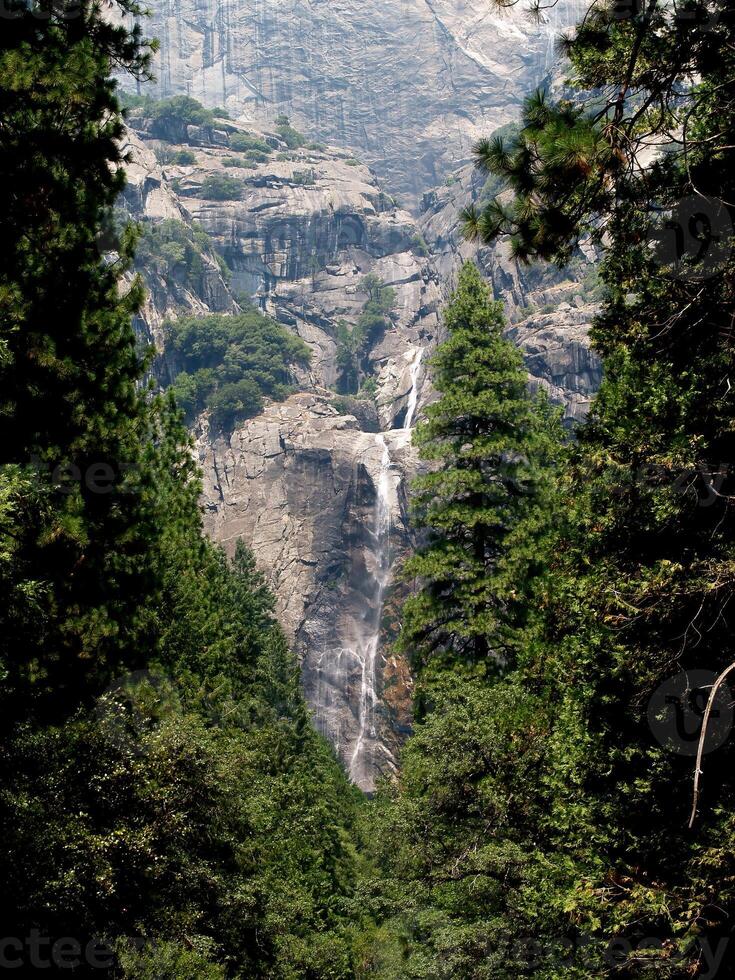 waterval yosemite nationaal park Californië ingelijst door bomen foto