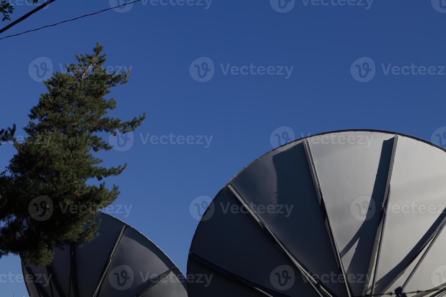 terug kant van communicatie gerechten richten omhoog Bij blauw lucht foto