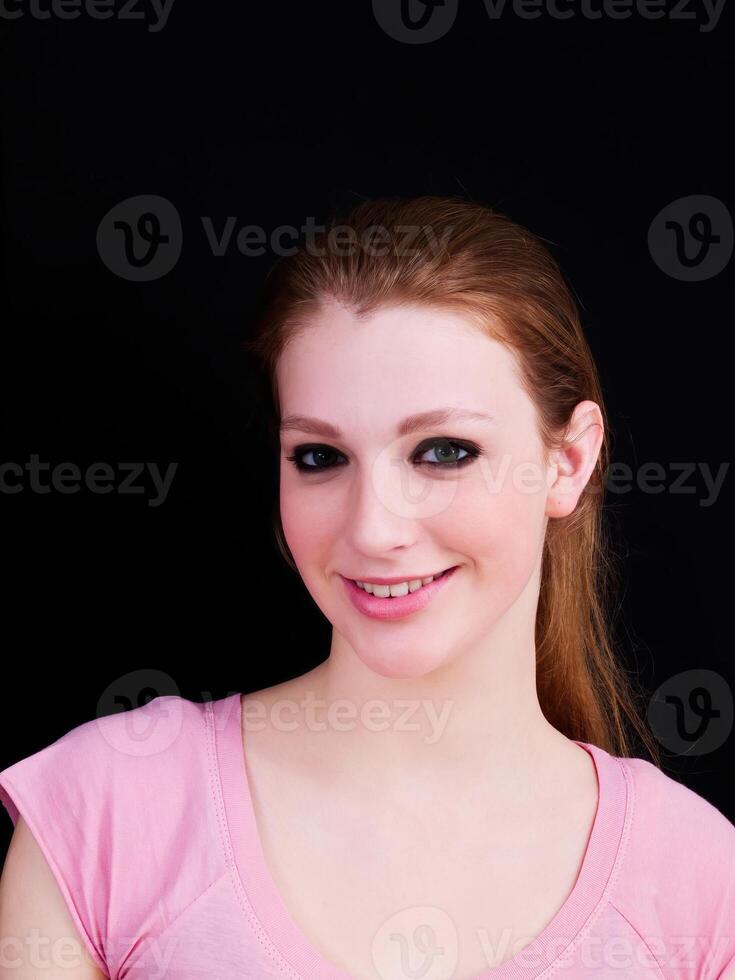 glimlachen Kaukasisch vrouw in roze overhemd Aan donker achtergrond foto