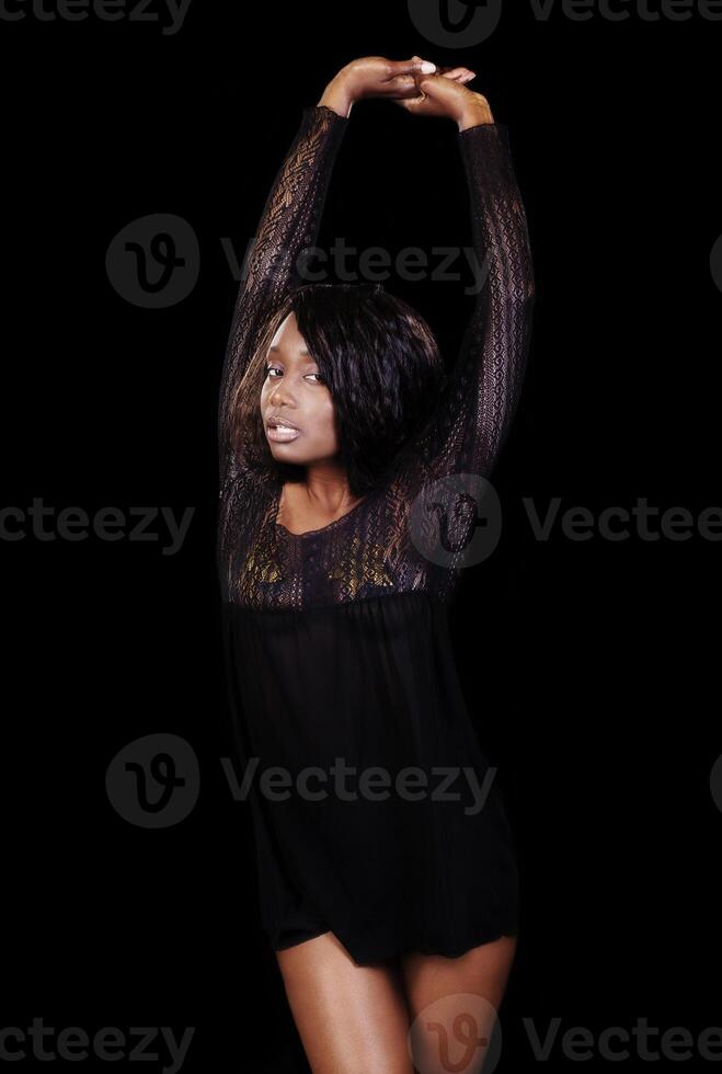 aantrekkelijk Afrikaanse Amerikaans vrouw staand in nachtjapon foto