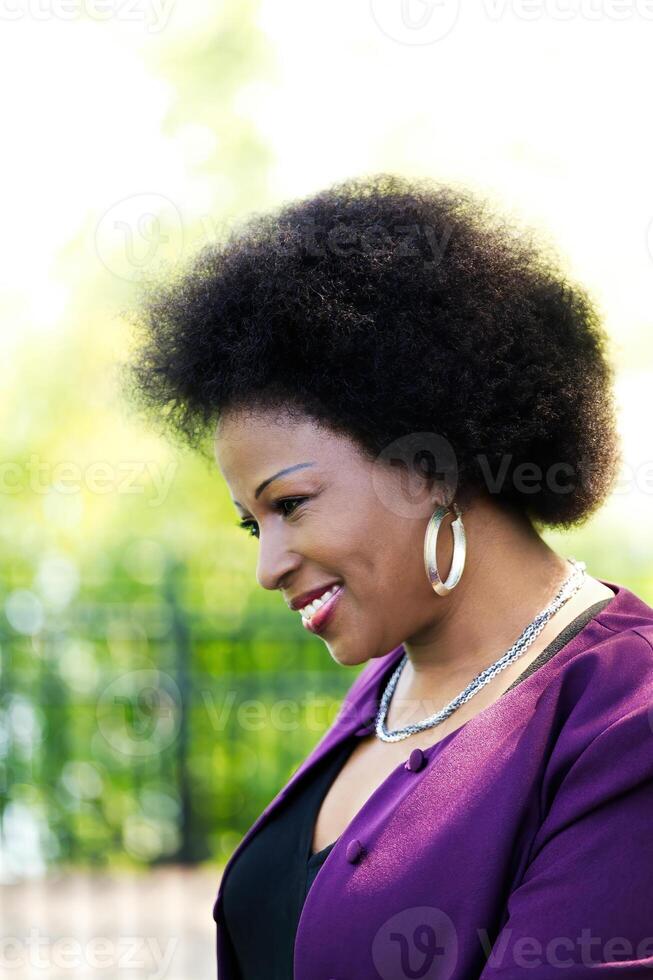 buitenshuis profiel portret glimlachen Afrikaanse Amerikaans vrouw foto
