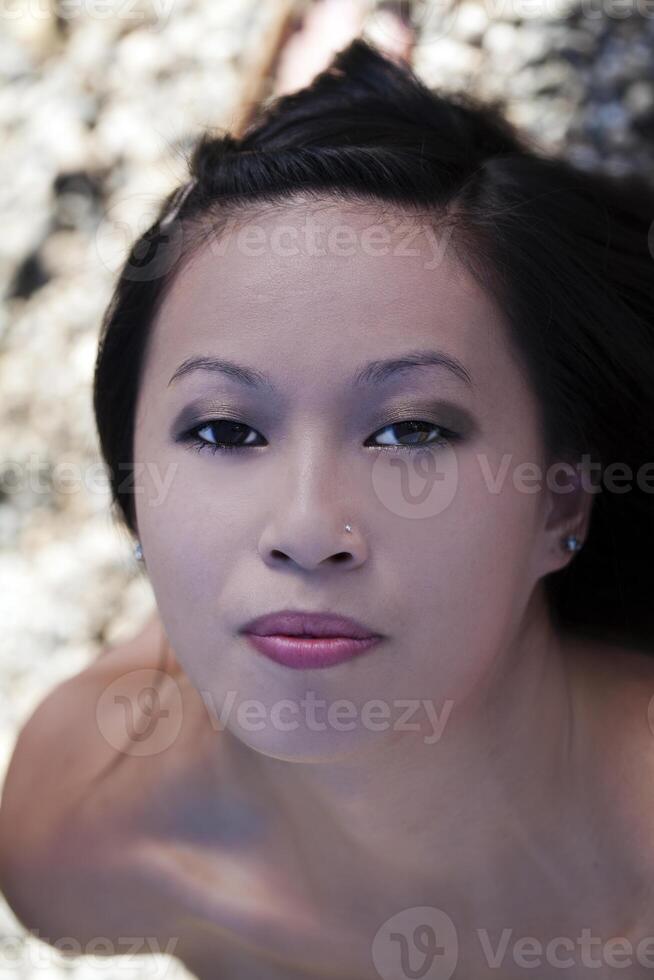 buitenshuis portret jong aantrekkelijk Aziatisch Amerikaans vrouw foto