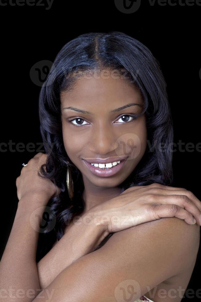 jong Afrikaanse Amerikaans vrouw glimlachen portret armen foto