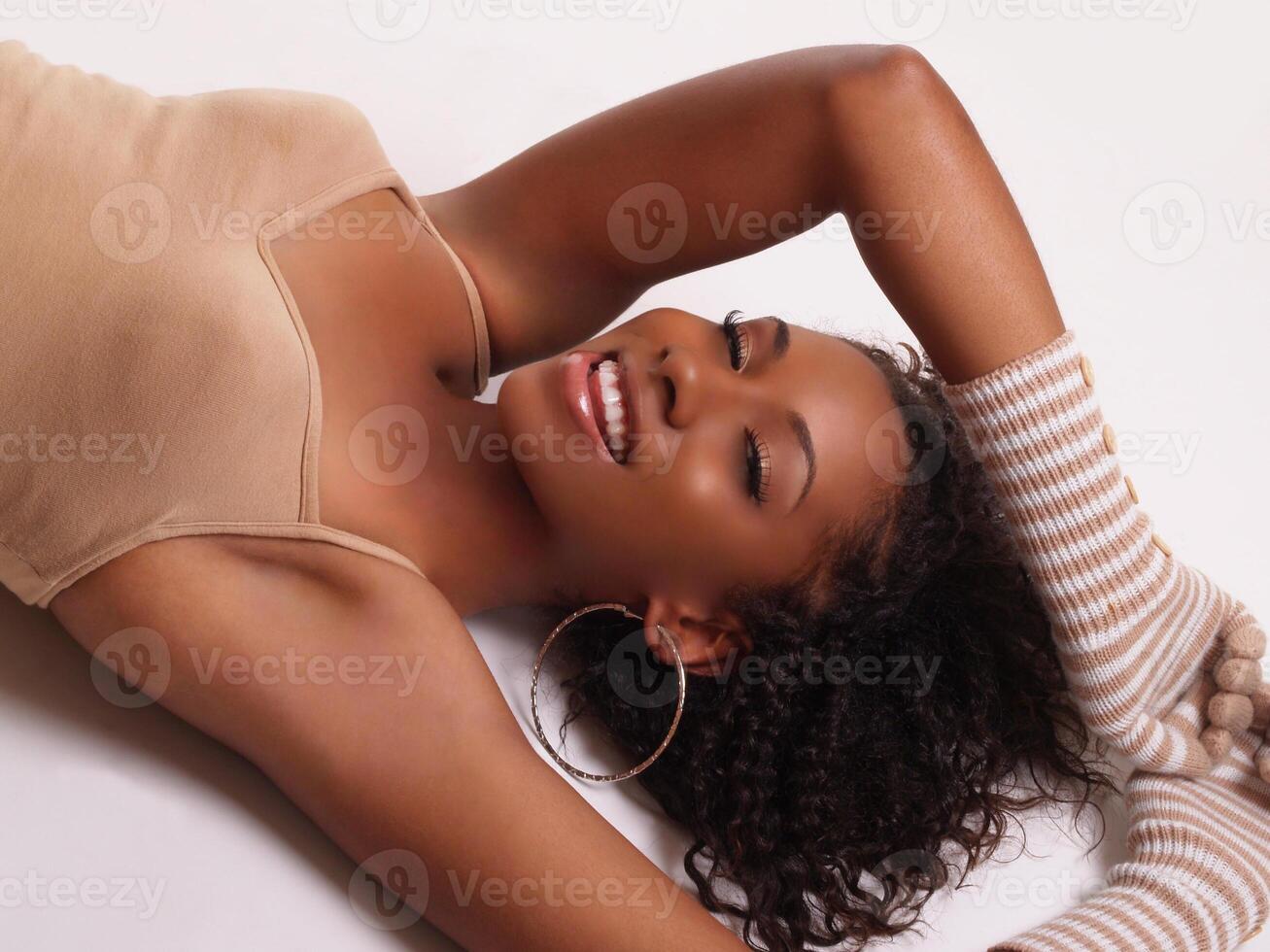 jong zwart vrouw achterover leunen met glimlach foto