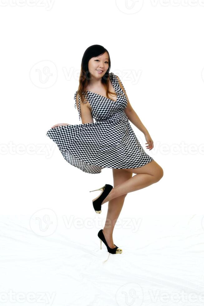 jong Aziatisch Amerikaans vrouw staand jurk schoenen foto