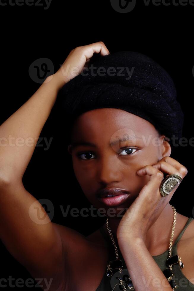 portret aantrekkelijk zwart vrouw in hoofd sjaal foto